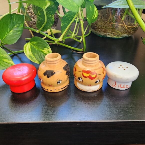 Vintage Salty Peppy Handpainted Carved Salt n Pepper Shakers Mini Short Small - Picture 9 of 11